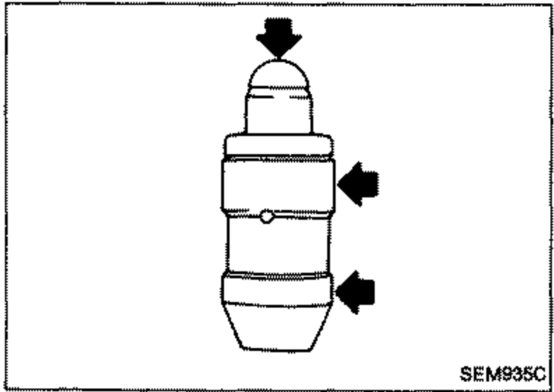 Illustration of a hydraulic lash adjuster shown vertically with arrows pointing at contact and sliding surfaces to check for wear or scratches.