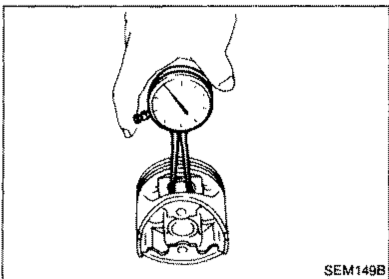 Illustration of a dial bore gauge measuring the inner diameter of the piston pin hole 'dp' in a piston.