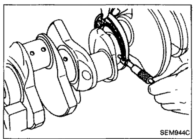 Illustration of measuring the outer diameter 'Dm' of a crankshaft main journal with a micrometer.