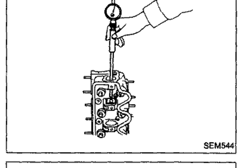 Inside micrometer / bore gauge measuring the inside diameter of a camshaft bearing in the cylinder head.