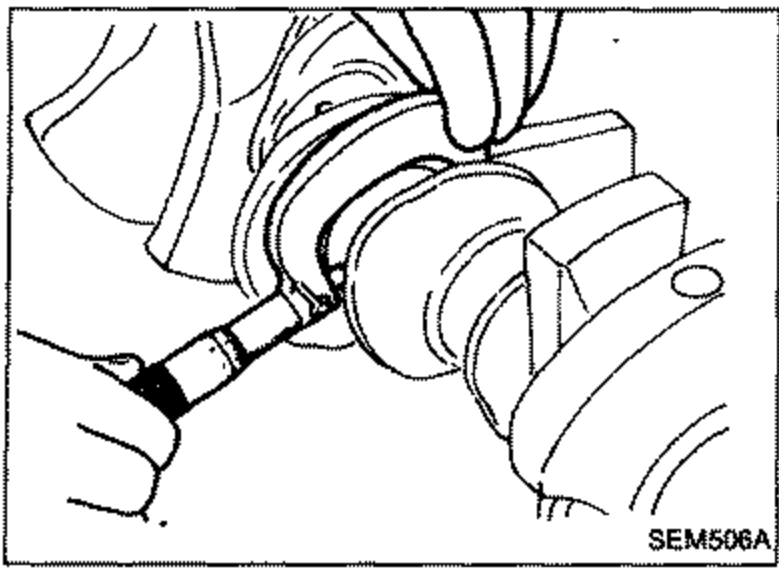 Measuring outside diameter "Dm" of main journal on the crankshaft with a micrometer.