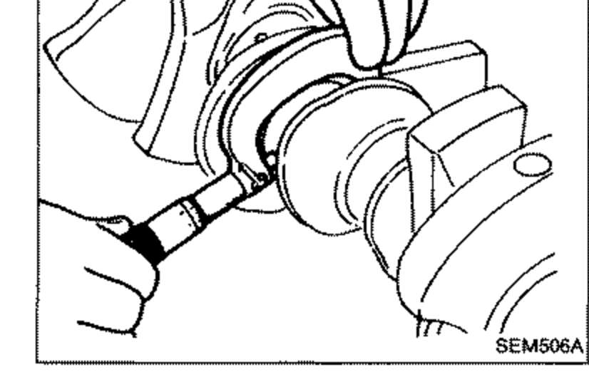 Illustration of measuring outside diameter 'Dm' of the main journal of the crankshaft with a micrometer.